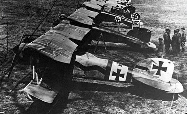 Albatrosy D. III stíhací skupiny Jagdstaffel 11 a Jagdstaffel 4 nedaleko... Albatrosy D. III stíhací skupiny Jagdstaffel 11 a Jagdstaffel 4 nedaleko...