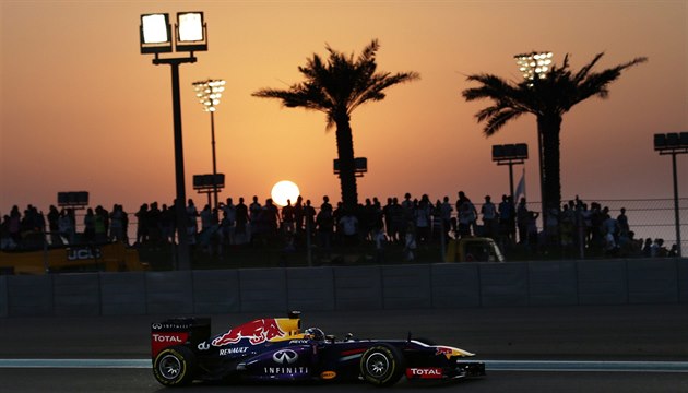 SE SLUNCEM V POZADÍ. I tak vypadají závody formule 1 v Abú Zabí. Na snímku si... SE SLUNCEM V POZADÍ. I tak vypadají závody formule 1 v Abú Zabí. Na snímku si...