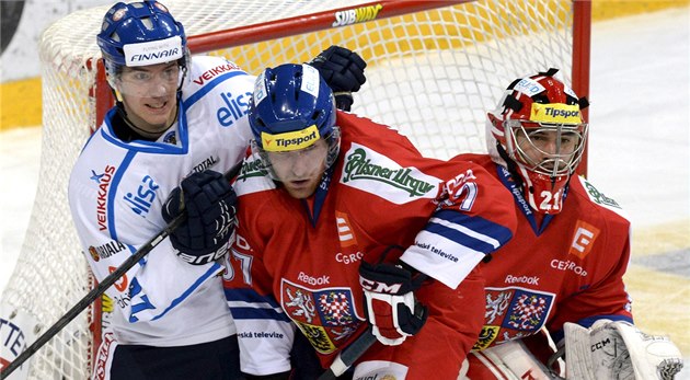 TLAČENICE PŘED BRÁNOU. Finský hokejista Jarkko Immonen se snaží rozhodit TLAČENICE PŘED BRÁNOU. Finský hokejista Jarkko Immonen se snaží rozhodit