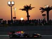 SE SLUNCEM V POZADÍ. I tak vypadají závody formule 1 v Abú Zabí. Na snímku si... SE SLUNCEM V POZADÍ. I tak vypadají závody formule 1 v Abú Zabí. Na snímku si...