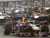 Sebastian Vettel (vlevo) ze stáje Red Bull v čele startovního pole Velké ceny... Sebastian Vettel (vlevo) ze stáje Red Bull v čele startovního pole Velké ceny...
