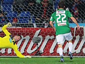 Plzeňský gólman Matúš Kozáčik inkasuje gól od jabloneckého Karla Pitáka. Plzeňský gólman Matúš Kozáčik inkasuje gól od jabloneckého Karla Pitáka.