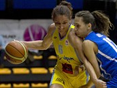 Laia Palauová (vlevo) z USK Praha uniká kolem Antonije Juričové z Nového... Laia Palauová (vlevo) z USK Praha uniká kolem Antonije Juričové z Nového...