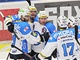 Hokejisté Plzně se radují z gólu proti Kometě Brno.