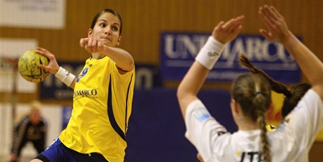 Šárka Marčíková ze Zlína útočí na branku Poruby. Šárka Marčíková ze Zlína útočí na branku Poruby.