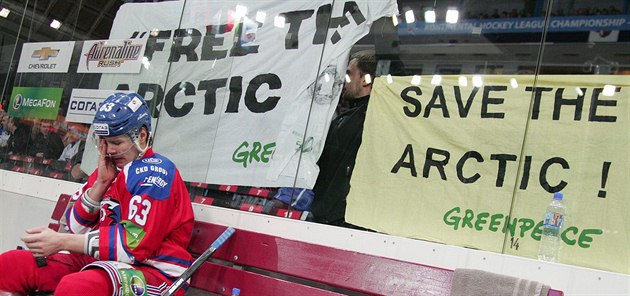 Aktivisté Greenpeace při zápase Kontinentální hokejové ligy mezi celky Lev... Aktivisté Greenpeace při zápase Kontinentální hokejové ligy mezi celky Lev...