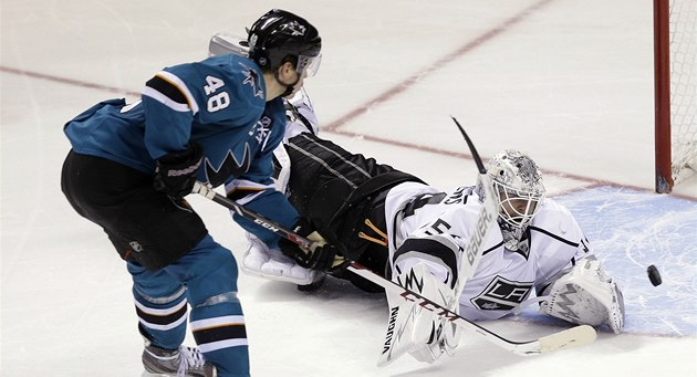 PROMĚNĚNÝ NÁJEZD. Tomáš Hertl překonává brankáře Los Angeles Bena Scrivense. PROMĚNĚNÝ NÁJEZD. Tomáš Hertl překonává brankáře Los Angeles Bena Scrivense.