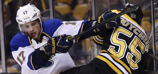 Vladimír Sobotka (vlevo) ze St. Louis bojuje u matinelu s bostonským Johnnym... Vladimír Sobotka (vlevo) ze St. Louis bojuje u matinelu s bostonským Johnnym...