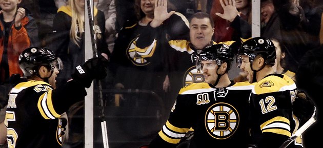 Hokejisté Bostonu slaví trefu Davida Krejčího (uprostřed). Hokejisté Bostonu slaví trefu Davida Krejčího (uprostřed).