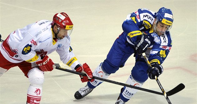Jan Peterek (v bílém) z Třince svádí souboj s Jakubem Koreisem z Komety. Jan Peterek (v bílém) z Třince svádí souboj s Jakubem Koreisem z Komety.