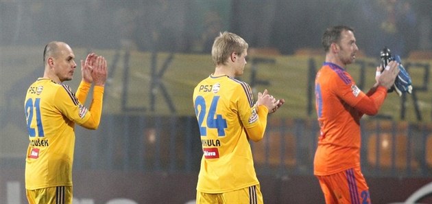 Jihlavští fotbalisté slaví se svými fanoušky výhru nad Slováckem. Jihlavští fotbalisté slaví se svými fanoušky výhru nad Slováckem.