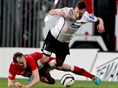 Plzeňský Stanislav Tecl (vpravo) padá po souboji s Pavlem Košťálem z Brna. Plzeňský Stanislav Tecl (vpravo) padá po souboji s Pavlem Košťálem z Brna.
