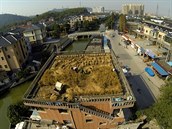 Farmář si zřídil rýžové pole na střeše svého čtyřpatrového domu, protože ve... Farmář si zřídil rýžové pole na střeše svého čtyřpatrového domu, protože ve...