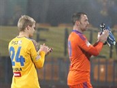 Jihlavští fotbalisté slaví se svými fanoušky výhru nad Slováckem. Jihlavští fotbalisté slaví se svými fanoušky výhru nad Slováckem.