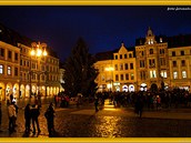 Fotbaloví fanoušci německého Freiburgu postávají před radnicí v Liberci. Fotbaloví fanoušci německého Freiburgu postávají před radnicí v Liberci.