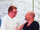 Špičkový francouzský cukrář Christophe Domange a šéfkuchař Zdeněk Pohreich si... Špičkový francouzský cukrář Christophe Domange a šéfkuchař Zdeněk Pohreich si...