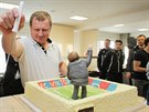 A JDE SE KRÁJET. Pavel Vrba sahá po dlouhém noži, aby naporcoval narozeninový... A JDE SE KRÁJET. Pavel Vrba sahá po dlouhém noži, aby naporcoval narozeninový...