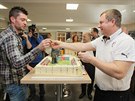 RUKA PRO GÓLMANA. Když Pavel Vrba rozděloval části figurky, ruku dal symbolicky... RUKA PRO GÓLMANA. Když Pavel Vrba rozděloval části figurky, ruku dal symbolicky...