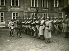 Reprezentativní ukázka vojenské přítomnosti na Pražském hradě z počátku... Reprezentativní ukázka vojenské přítomnosti na Pražském hradě z počátku...