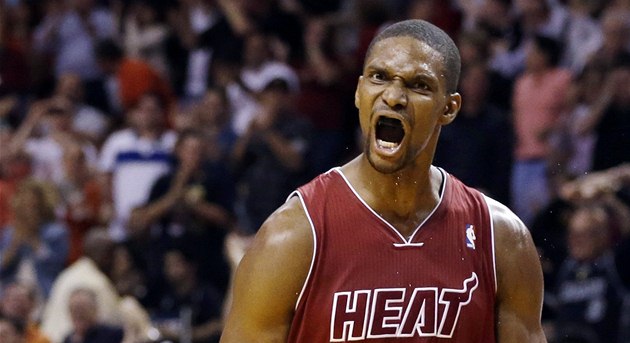S VÝRAZEM ŠÍLENCE.. Oslavuje Chris Bosh z Miami svůj úspěšný tříbodový pokus. S VÝRAZEM ŠÍLENCE.. Oslavuje Chris Bosh z Miami svůj úspěšný tříbodový pokus.
