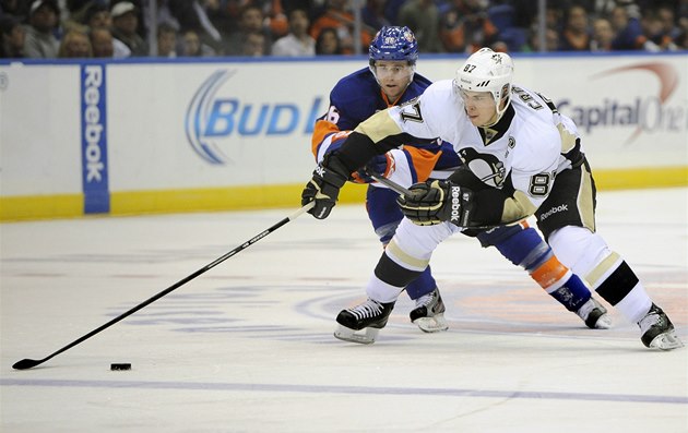 Sidney Crosby se řítí kupředu, zastavit se ho marně snaží Pierre-Marc Bouchard. Sidney Crosby se řítí kupředu, zastavit se ho marně snaží Pierre-Marc Bouchard.