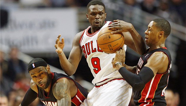 UHRAJE TO? Luol Deng z Chicaga v sevření soupeřů z Miami. Vlevo je LeBron UHRAJE TO? Luol Deng z Chicaga v sevření soupeřů z Miami. Vlevo je LeBron