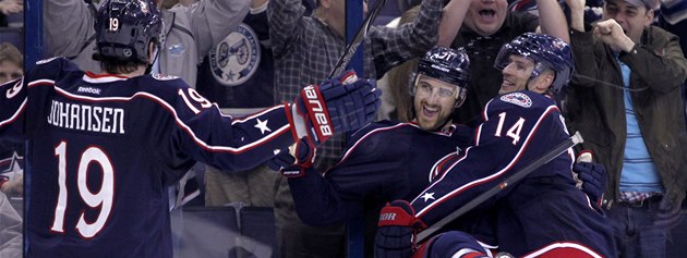 JAKO HERTL. Hokejista Nick Foligno z Columbusu (uprostřed) skóroval v NHL JAKO HERTL. Hokejista Nick Foligno z Columbusu (uprostřed) skóroval v NHL