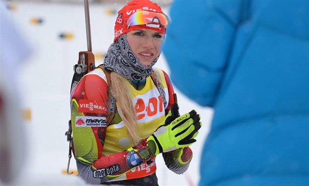 JAK TO JDE? Gabriela Soukalová na nástřelu před sprintem SP v Hochfilzenu. JAK TO JDE? Gabriela Soukalová na nástřelu před sprintem SP v Hochfilzenu.