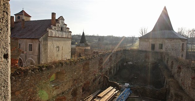 Zchátralý zámek v Červené Řečici na Pelhřimovsku. Zchátralý zámek v Červené Řečici na Pelhřimovsku.