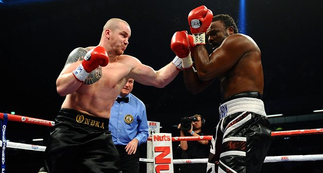 JDU DO NĚJ. Český boxer Ondřej Pála v utkání s Britem Dereckem Chisorou. JDU DO NĚJ. Český boxer Ondřej Pála v utkání s Britem Dereckem Chisorou.