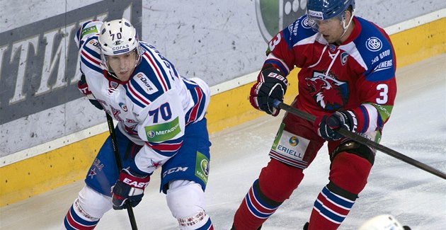 Roman Červenka v dresu Petrohradu (vlevo) kontroluje puk, přijíždí k němu Topi Roman Červenka v dresu Petrohradu (vlevo) kontroluje puk, přijíždí k němu Topi