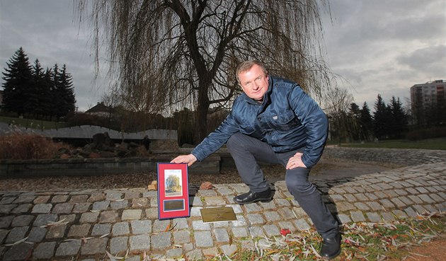 VRBA SE SVOJÍ VRBOU. Odcházející trenér plzeňské Viktorie Pavel Vrba dostal VRBA SE SVOJÍ VRBOU. Odcházející trenér plzeňské Viktorie Pavel Vrba dostal