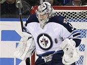 Ondřej Pavelec z Winnipegu likviduje další šanci Rangers. Ondřej Pavelec z Winnipegu likviduje další šanci Rangers.