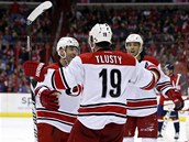 Jiří Tlustý se spoluhráči z Caroliny slaví branku proti Washingtonu. Jiří Tlustý se spoluhráči z Caroliny slaví branku proti Washingtonu.