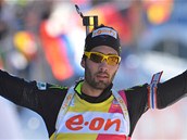 Martin Fourcade a jeho vítězné gesto po stíhacím závodě na 12,5 km. Martin Fourcade a jeho vítězné gesto po stíhacím závodě na 12,5 km.