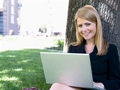 Mladá žena pracující na počítači Mladá žena pracující na počítači