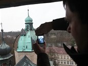 Prudký vítr utrhl z věže havlíčkobrodského kostela kus plechu. Prudký vítr utrhl z věže havlíčkobrodského kostela kus plechu.