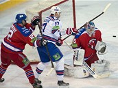 Jiří Novotný ze Lva Praha (vlevo) napadá Ilju Kovalčuka z Petrohradu, který se Jiří Novotný ze Lva Praha (vlevo) napadá Ilju Kovalčuka z Petrohradu, který se