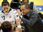 Trenér Jan Bašný udílí pokyny českým házenkářkám. Trenér Jan Bašný udílí pokyny českým házenkářkám.