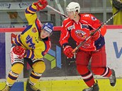 Havlíčkobrodský hokejista Karel Plášil (vpravo) a českobudějovický Luboš Rob. Havlíčkobrodský hokejista Karel Plášil (vpravo) a českobudějovický Luboš Rob.