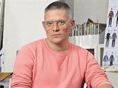 Módní návrhář Giles Deacon vystudoval Central St. Martins, získal řadu... Módní návrhář Giles Deacon vystudoval Central St. Martins, získal řadu...