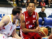 David Kyles (vpravo) ze Svitav si brání míč před Lukášem Kotasem z Pardubic. David Kyles (vpravo) ze Svitav si brání míč před Lukášem Kotasem z Pardubic.
