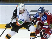 Jiří Sekáč (vlevo) a Ondřej Němec ze Lva Praha brání Anatolije Nikonceva z... Jiří Sekáč (vlevo) a Ondřej Němec ze Lva Praha brání Anatolije Nikonceva z...