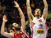 Svitavský pivot Kenny Kornowski (vlevo) se pokouší zastavit pardubického... Svitavský pivot Kenny Kornowski (vlevo) se pokouší zastavit pardubického...