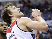 Jan Veselý (24) z Washingtonu sleduje smeč Johna Hensona z Milwaukee. Jan Veselý (24) z Washingtonu sleduje smeč Johna Hensona z Milwaukee.