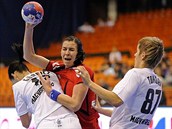Česká házenkářka Iveta Luzumová proniká maďarskou obranou. Česká házenkářka Iveta Luzumová proniká maďarskou obranou.