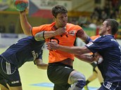 V OBLEŽENÍ. Štěpán Randýsek (uprostřed) ze Zubří se snaží vymanit z klinče dvou... V OBLEŽENÍ. Štěpán Randýsek (uprostřed) ze Zubří se snaží vymanit z klinče dvou...