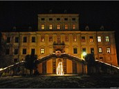 Zámecká paní jako večerní průvodkyně se postarala o netradiční adventní prohlídku barokního zámku u severočeského Jirkova. Součástí prohlídkového okruhu byla ukázka vánočních zvyků nebo ochutnávka domácího cukroví. Zámecká paní jako večerní průvodkyně se postarala o netradiční adventní prohlídku barokního zámku u severočeského Jirkova. Součástí prohlídkového okruhu byla ukázka vánočních zvyků nebo ochutnávka domácího cukroví.