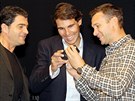 CO TO TAM MÁŠ? Španělský tenista Rafael Nadal se směje při pohledu na mobil... CO TO TAM MÁŠ? Španělský tenista Rafael Nadal se směje při pohledu na mobil...