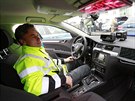 V interiéru nechybí policejní technika - radar či radiostanice integrovaného... V interiéru nechybí policejní technika - radar či radiostanice integrovaného...